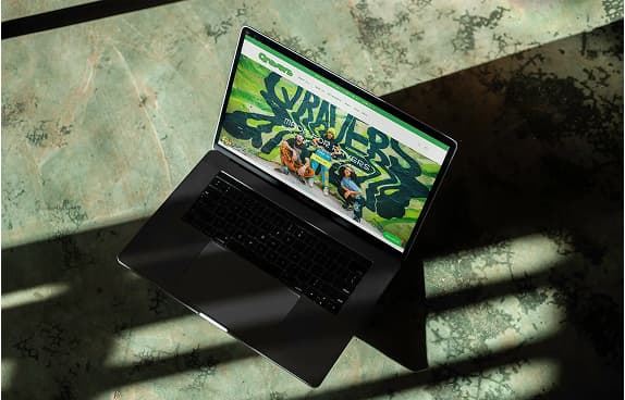 A laptop displaying Qravers website